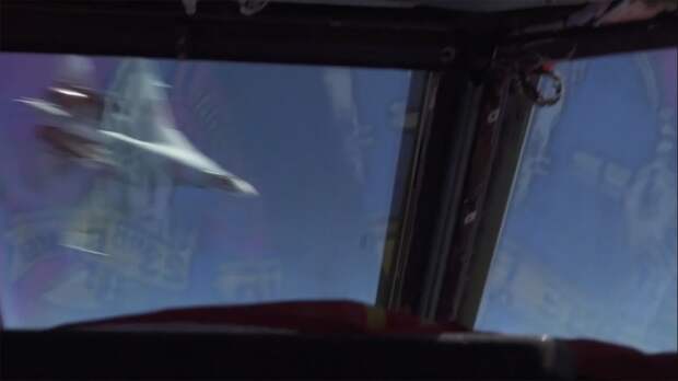 Посмотрите как выглядят те самые «100 футов» перед носом американского бомбардировщика B-52, о которых вчера сокрушался Пентагон
