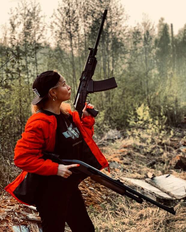 Красивые девушки с оружием