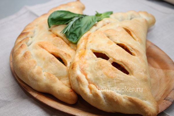 Закрытая пицца кальцоне с овощами Закрытая пицца кальцоне с овощами