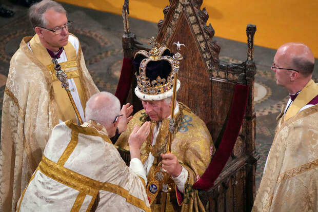 В Вестминстерском аббатстве в Лондоне официально короновали 74-летнего Карла III