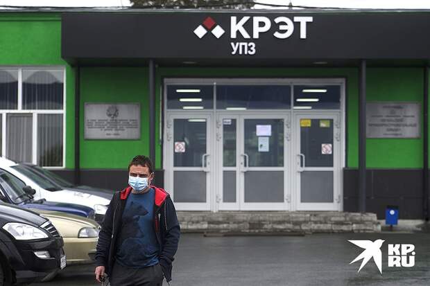 Проходная Уральского Приборостроительного завода, где производят высокотехнологическое авиационное и медицинское оборудование, в том числе и аппараты вентиляции легких. Фото: Алексей БУЛАТОВ