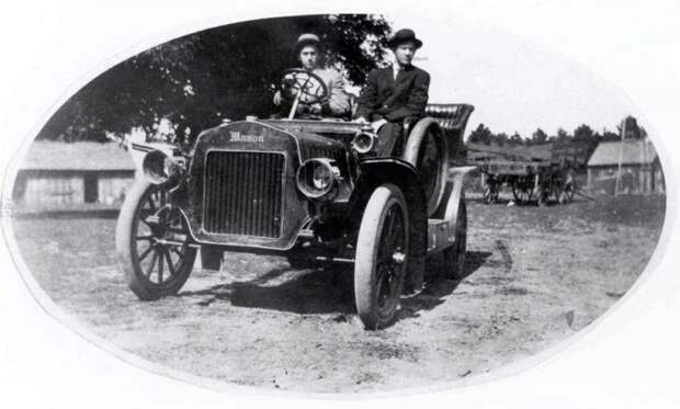 Первая машина, построенная Фредом Дюзенбергом, — 2-цилиндровый Mason 1905 года. Существует вероятность, что на снимке изображены и сами братья — Фред и Огаст Cord, Duesenberg, авто, автоистория, автомобили, олдтаймер, ретро авто, роскошь