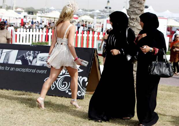В Дубае чрезвычайно строгие правила, которым должны следовать все посетители, особенно женщины!