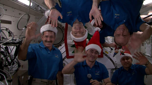 Космонавты с МКС поздравили россиян с наступающим Новым годом