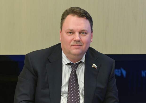 Депутат объяснил фото с курткой за 105 тысяч рублей на заседании Госдумы