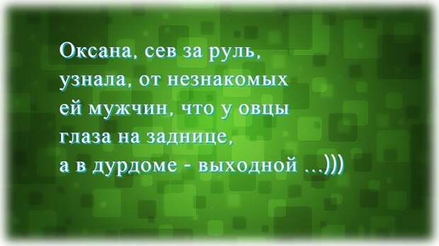 Девушка сидит на берегу моря с парнем. Вечереет...