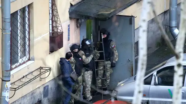 Взявший в заложники детей в Колпине отправлен под арест