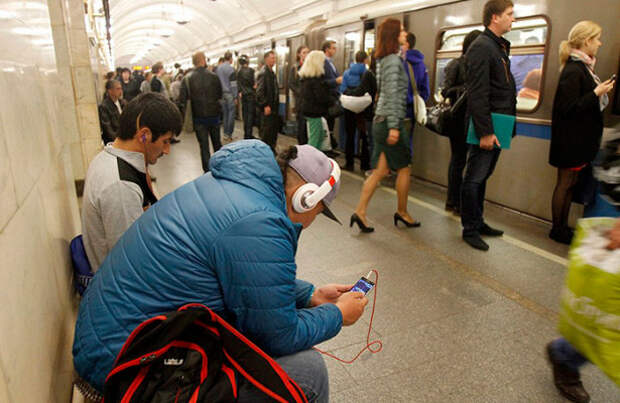 В России могут запретить слушать музыку в транспорте без наушников