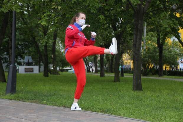 Ступни и колени во время выполнения упражнения сводить нельзя/Артур Новосильцев, «Юго-Восточный курьер»