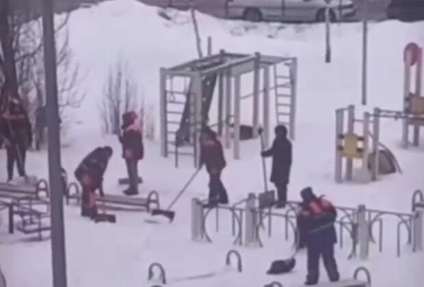 Мигранты из Индии не понимают, как убирать снег, потому что никогда его не видели