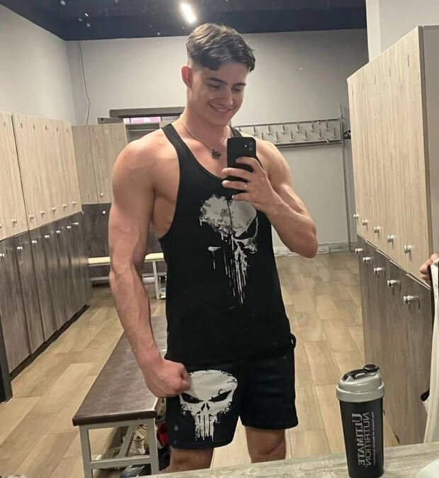 Только пожалуйста не обманывайтесь ложной скромностью этой корзиночки — на самом деле он принадлежит к тому типу мужиков, кто, глядя на себя в зеркало, Только пожалуйста не обманывайтесь ложной скромностью этой корзиночки — на самом деле он принадлежит к тому типу мужиков, кто, глядя на себя в зеркало,