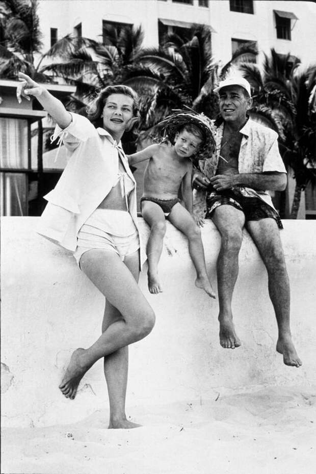 Лорен Бэколл и Хамфри Богарт  вместе с сыном Стивеном на Гавайях, 1954 звезды, знаменитости, лето, пляж, прошлое, ретро, фотография