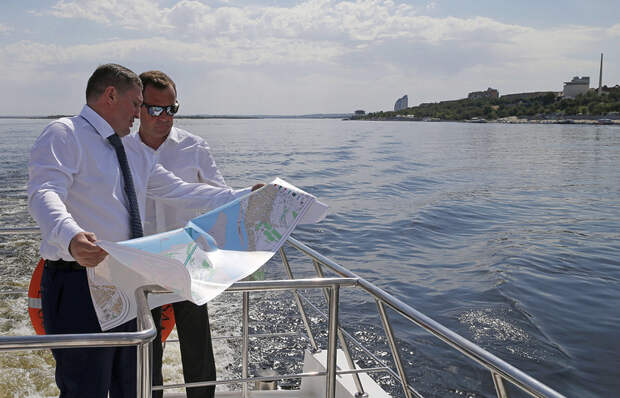 Губернатор Волгоградской области Андрей Бочаров и премьер-министр РФ Дмитрий Медведев во время прогулки на катере по реке Волге