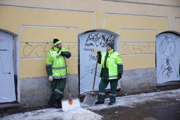 Петербуржцы продолжают жаловаться на незаконные надписи на стенах домов