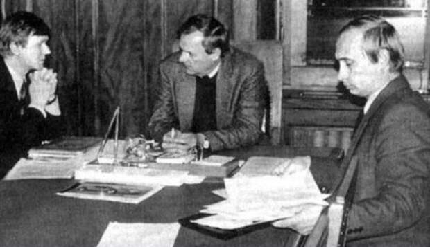 3. Чубайс и Путин на совещании Анатолия Собчака. 1991 год 3. Чубайс и Путин на совещании Анатолия Собчака. 1991 год