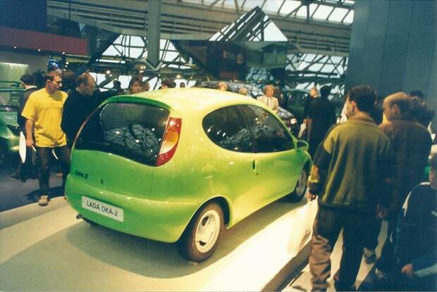 Первый вариант «Оки-2» (ВАЗ-1901), выполненный в стиле биодизайна, был продемонстрирован в 1998 г. на Московском международном мотор-шоу. Однако дальше выставочного макета дело не пошло. автовыставка, автосалон, выставка, ретро фото