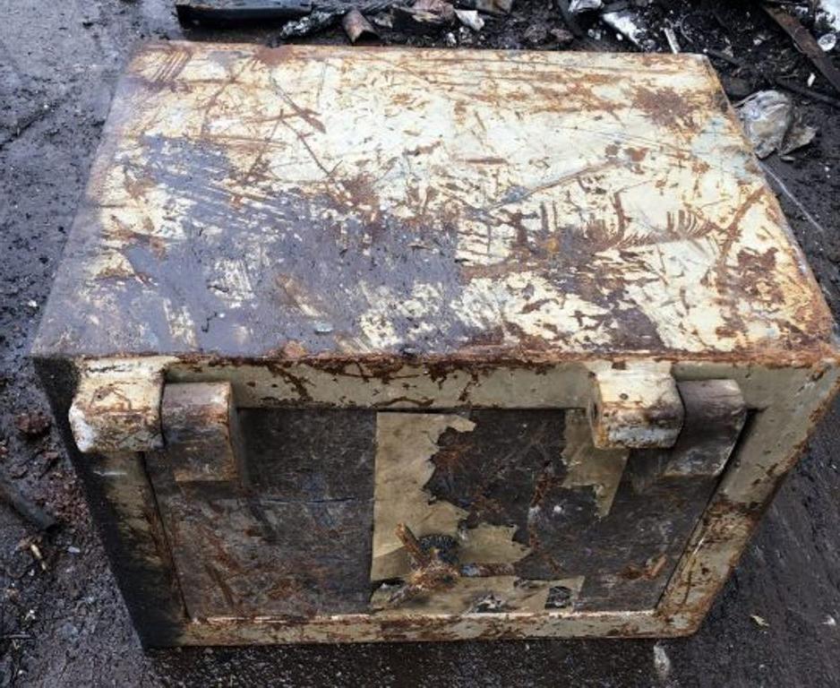 Сундук с секретом. Работники свалки нашли старые сейфы, в одном из которых оказалось настоящее богатство