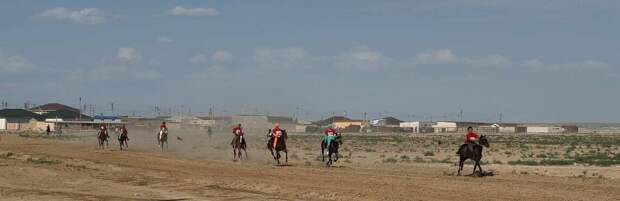 Победителю конного забега в Кызылсае вручили верблюда