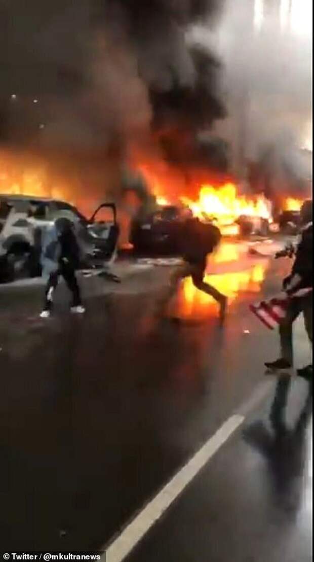 Америку сотрясают протесты: Лос-Анджелес в огне