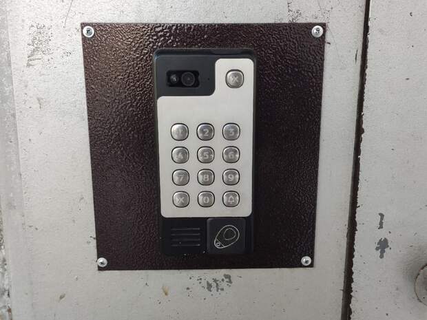 В Новокузнецке полиция нашла подростков, повредивших домофоны