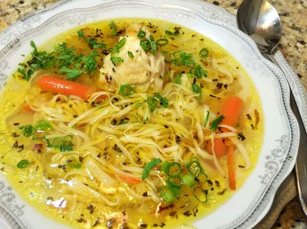 Куриный суп с яичной лапшой