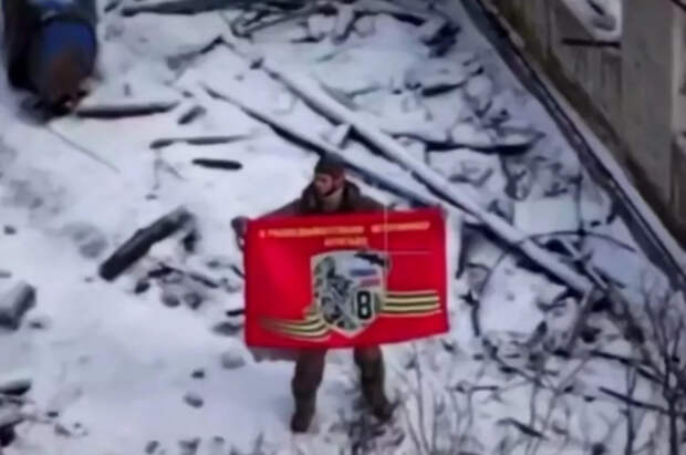 Бойцы РФ развернули флаг своей бригады в Миньковке под Краматорском