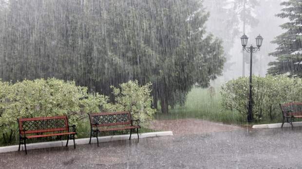 "Яростный" ливень и гроза обрушатся на Москву 4 мая