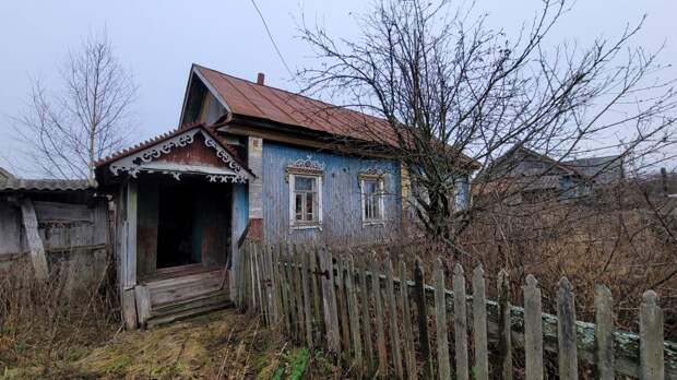 Это огромная, заброшенная деревня Мордовии. Здесь остались сотни брошенных домов и на десятки километров ни одной живой души. Люди покинули это место совсем недавно и масштаб просто потрясает.-23