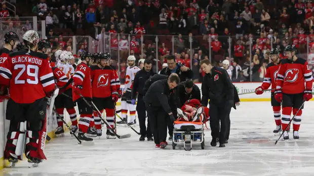 Хоккеиста «Нью-Джерси» увезли со льда на носилках после удара головой о борт