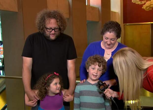 Простая стрижка преобразила мужчину до неузнаваемости: жена и дети рады