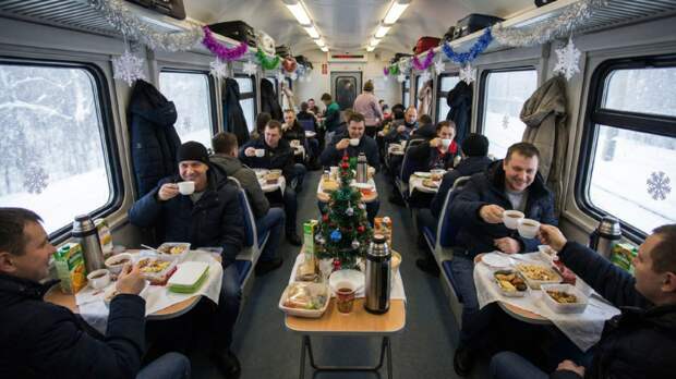 Россияне встретили Новый год в застрявших поездах из-за снега без света и еды