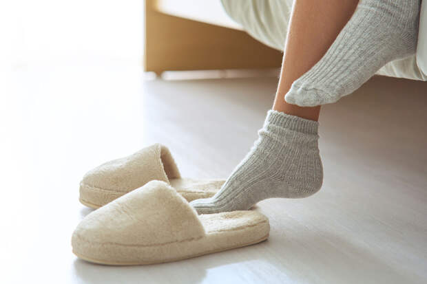 Врач Агаева: по дому полезнее всего ходить босиком, а не в носках и тапочках