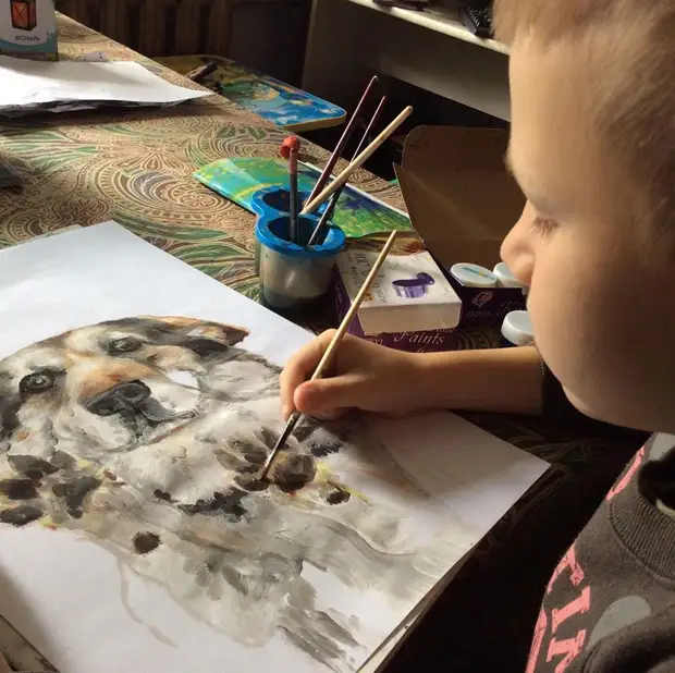 Девятилетней мальчик из Нижегородской области Павел Абрамов рисует портреты животных на заказ. Вместо оплаты он принимает корм для кошек и собак, который потом отправляет в местный приют