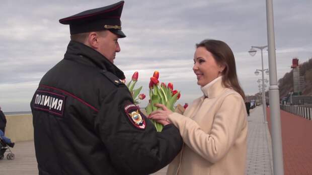 Женщины остались довольны поздравлением МВД и МЧС с 8 Марта