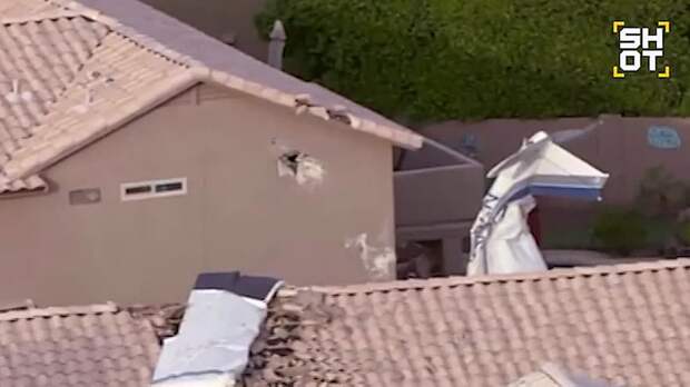 Момент падения самолёта на жилые дома в США. Пострадали минимум три человека.