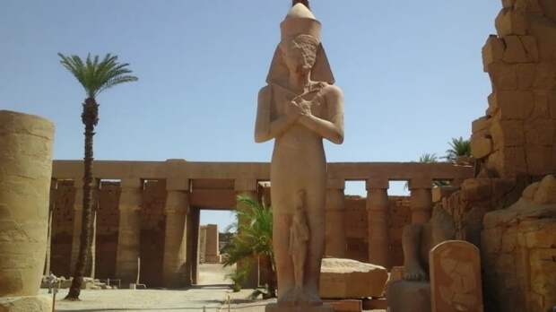 Статуи Рамзеса II в Большом дворе, высеченные из красного гранита (Karnak Temple, Египет). | Фото: thediscoveriesof.com.
