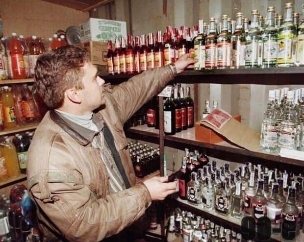 12. Налоговый инспектор проверяет алкоголь в небольшом магазинчике на подлинность. Москва, 1998 год 12. Налоговый инспектор проверяет алкоголь в небольшом магазинчике на подлинность. Москва, 1998 год