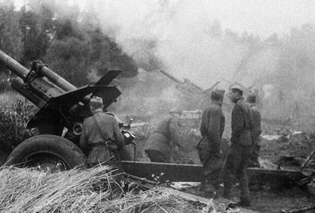 Советские артиллеристы ведут огонь по немецким позициям. Латвия, 1944 год