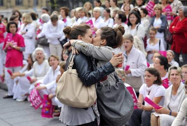 Две женщины целуются во время акции против гомосексуальных браков. Франция, 2012 год демонстрации, женщины, кадры, общество, протест, сильные женщины, сильные фотографии, фото