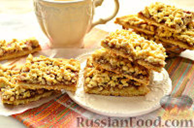 Фото к рецепту: Песочное печенье с вареньем и арахисом