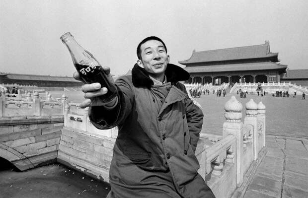 Мужчина держит бутылку кока-колы возле Запретного города в Пекине. Фото Лю Хын Шинг , 1981 год, фотография Китая.