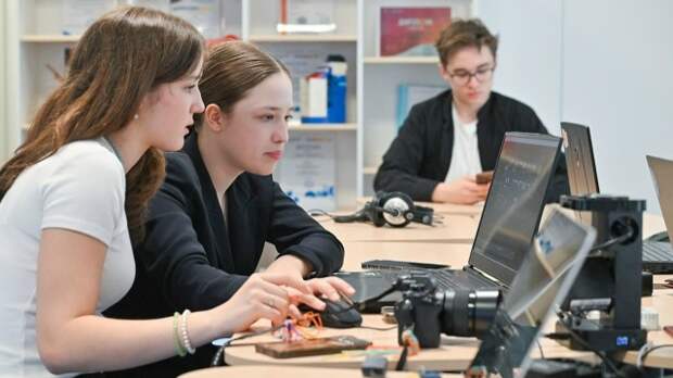 Собянин: Для учащихся ИТ-классов запускается программа по работе с ИИ