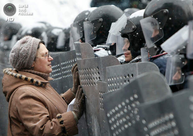 Украина. Киев. 22 января. Столкновения протестующих против действующей власти с сотрудниками правоохранительных органов. (REUTERS/Gleb Garanich)