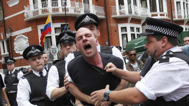Арест митингующего в поддержку основателя WikiLeaks Джулиана Ассанжа перед посольством Эквадора в Лондоне, август 2012. Фото: © Photoshot/REPORTER