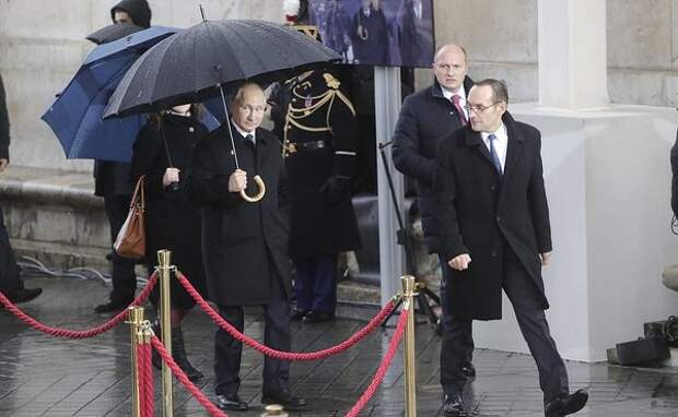 В определенные моменты зонт для Путина носили специальные люди.