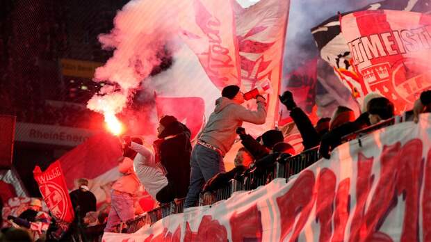 Матч «Кельн» — «Бавария» останавливали на 9 минут из-за сильного задымления