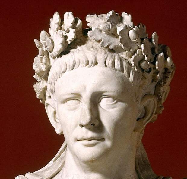 Скульптура императора Клавдия в дубовом венце. I в. н.э.