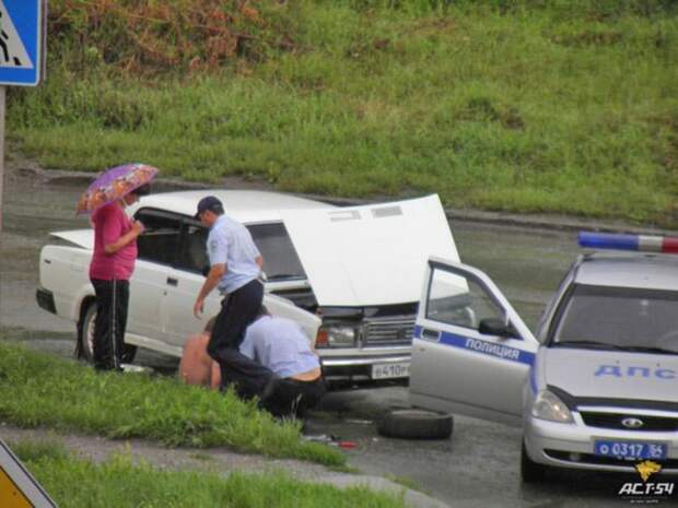 Инспекторы ДПС помогли новосибирцу с ремонтом автомобиля на трассе авто, колесо, полиция, поломка
