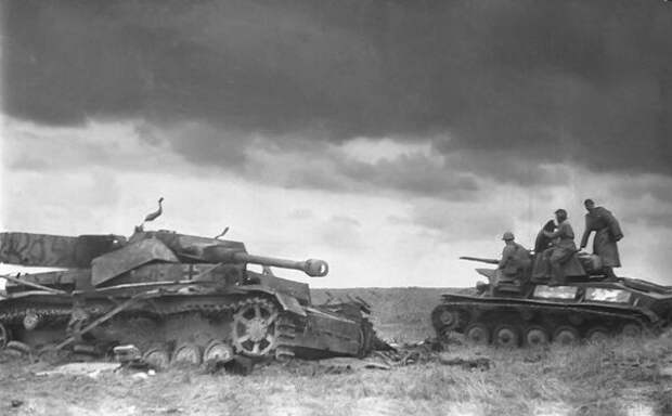 Бойцы РККА на броне лёгкого танка Т - 70 проезжают мимо уничтоженного PzKpfw IV