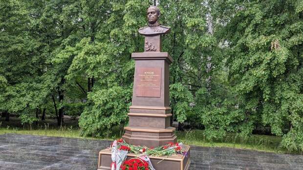 Бюст Георгию Жукову официально открылся в Барнауле на месте старого закладного камня